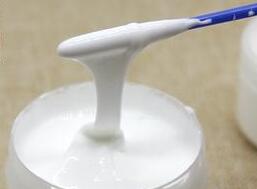 汽車玻璃上貼紙膠如何去除？